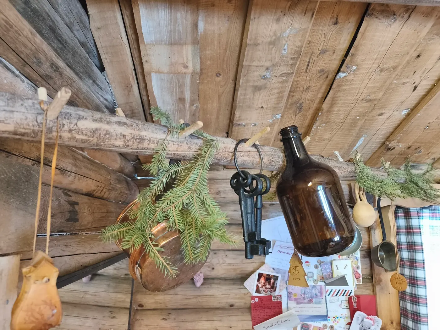 Décoration authentique de la cabane du Père Noël à Santa Forest