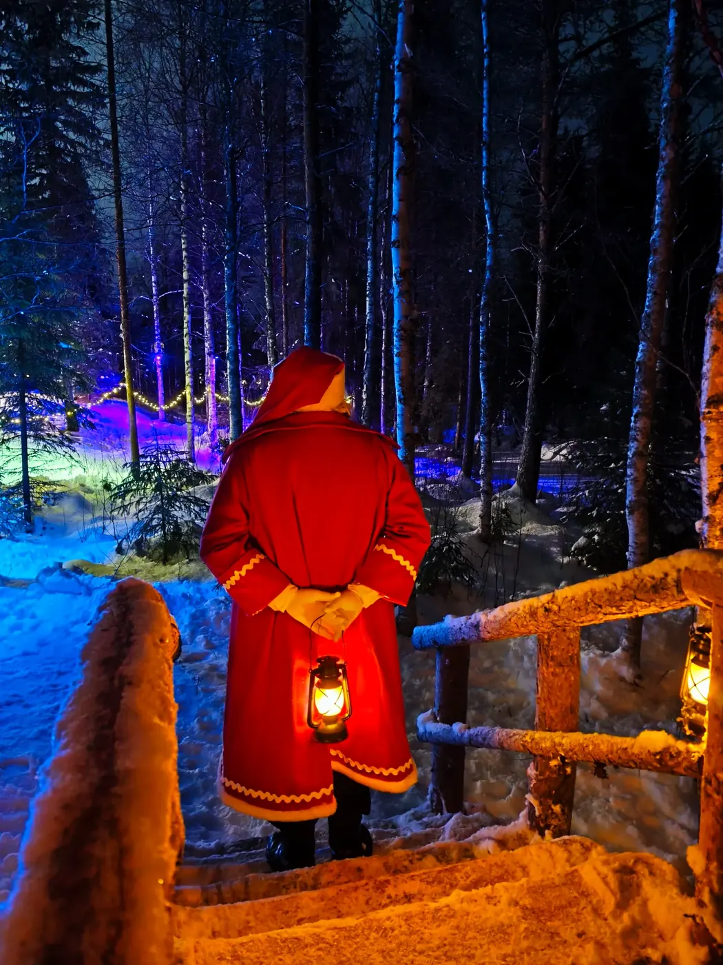 Le Père Noël sur le chemin magique dans la forêt de Santa Forest à Rovaniemi