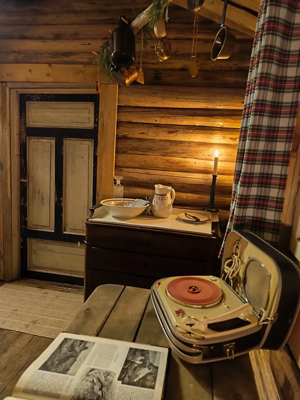 Intérieur chaleureux de la cabane du Père Noël à Santa Forest en Laponie