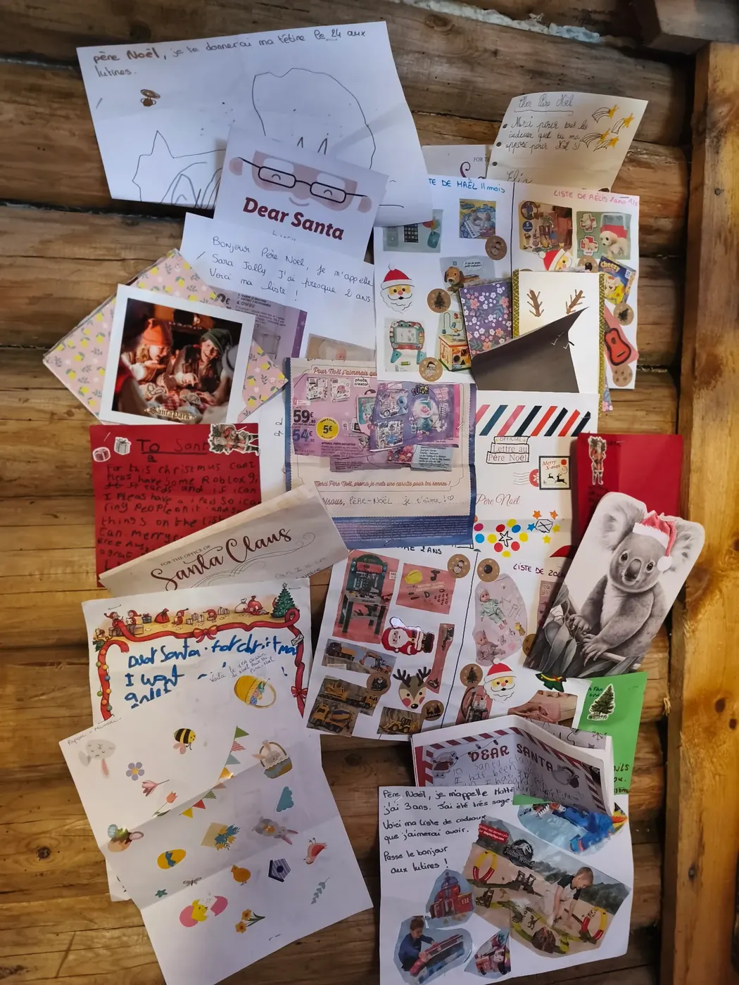 Courriers et dessins des enfants dans la cabane du Père Noël à Santa Forest